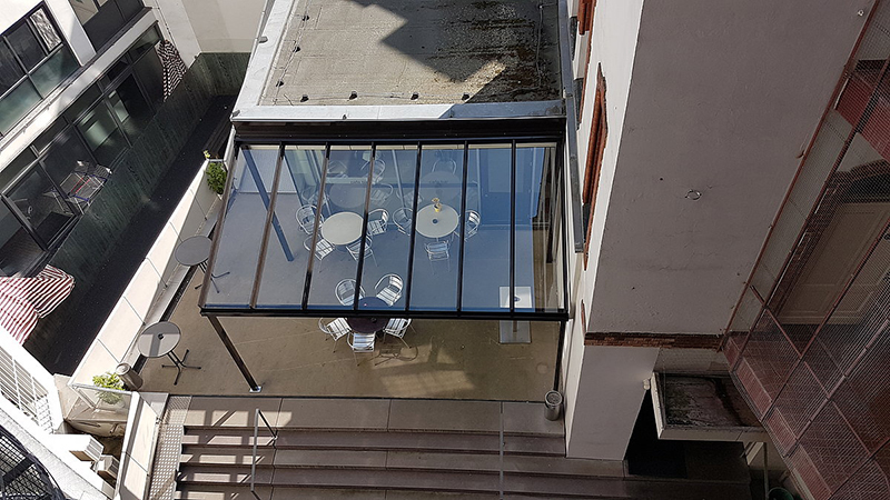 Praktische Terrassenüberdachung aus Glas